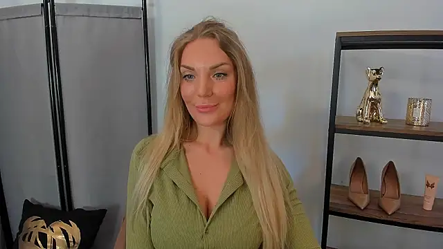 Snapshot of AulloraHoney chatting on May 2026 10:36:01 AM AulloraHoney online show from May 2026 10:36:01 AM