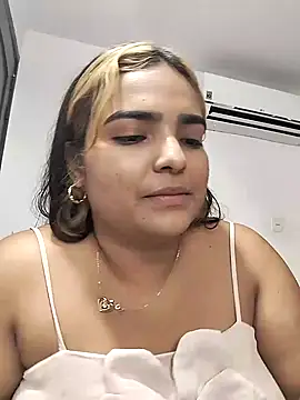 Snapshot of Mayssa_Cute chatting on December 2024 10:01:02 PM Mayssa Cute online show from December 2024 10:01:02 PM