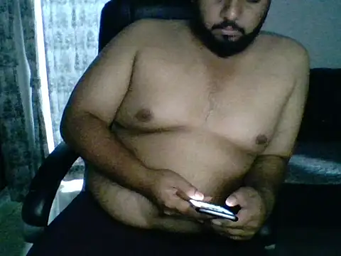 Snapshot of Wildguycums chatting on May 2026 05:23:02 PM Wildguycums online show from May 2026 05:23:02 PM