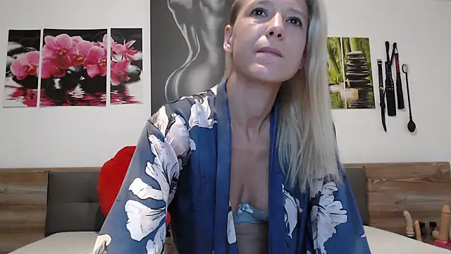 Naschkatze01 online show from October 2025 06:23:01 AM