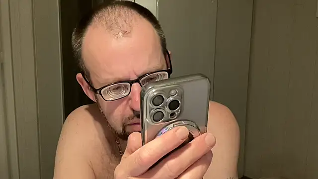 Snapshot of FABIOGLASSES chatting on May 2026 10:06:01 PM FABIOGLASSES online show from May 2026 10:06:01 PM