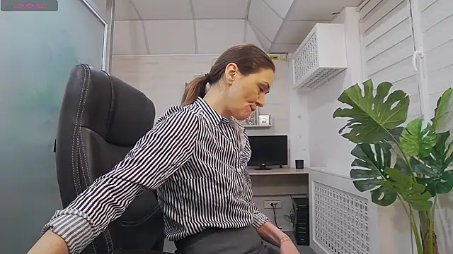 EllaMilf  online show from March 2025 12:37:02 PM