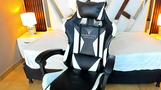 Linda4Petite online show from October 2025 06:05:01 PM