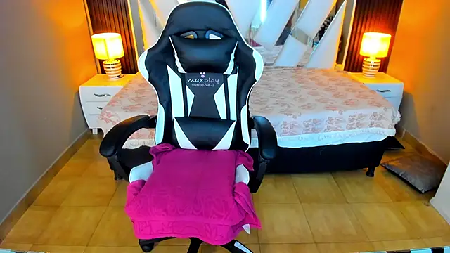 Linda4Petite online show from October 2025 05:59:01 PM