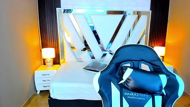 Linda4Petite online show from November 2025 06:08:02 PM