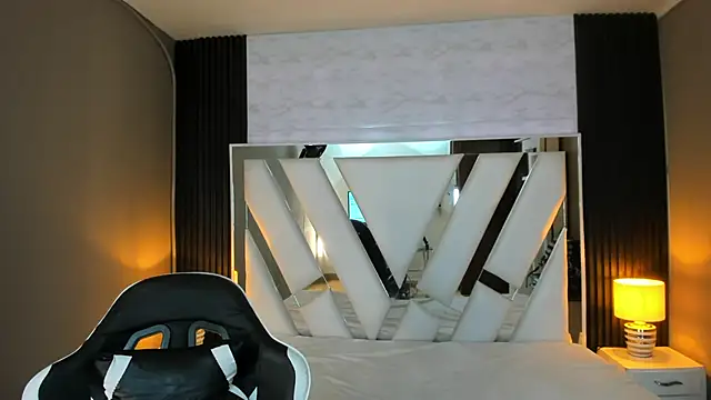 Linda4Petite online show from December 2025 06:24:02 PM