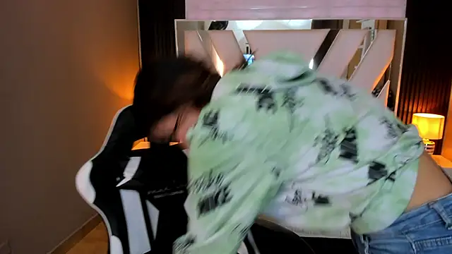 Linda4Petite online show from February 2026 01:42:01 PM