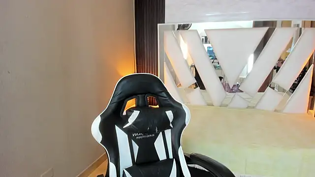 Linda4Petite online show from April 2026 01:41:02 PM