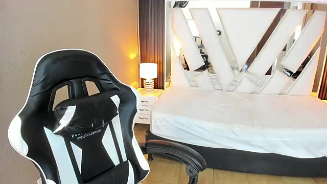 Linda4Petite online show from April 2026 02:55:01 PM