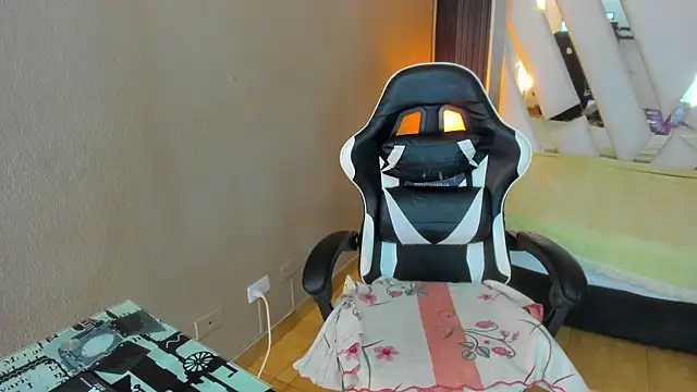 Linda4Petite online show from April 2026 06:15:01 PM