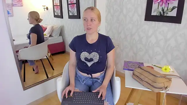 EmilySumer online show from March 2025 08:33:02 PM