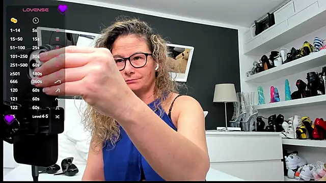 Snapshot of izzy-mendosa chatting on January 2025 02:30:01 PM izzy-mendosa online show from January 2025 02:30:01 PM