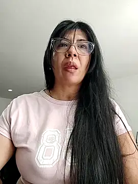 aisha latina online show from December 2025 03:32:01 PM