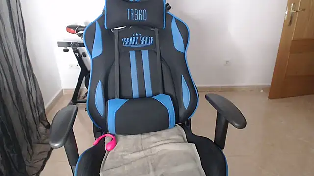 Snapshot of LARACRUZ30 chatting on February 2026 06:54:01 AM LARACRUZ30 online show from February 2026 06:54:01 AM