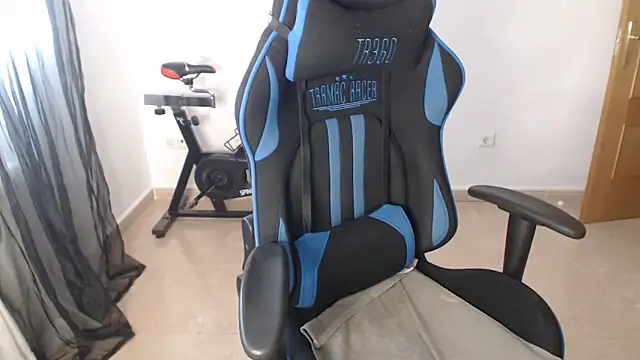 Snapshot of LARACRUZ30 chatting on March 2026 04:14:02 PM LARACRUZ30 online show from March 2026 04:14:02 PM