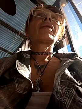 Snapshot of FrozenWaffle chatting on April 2026 02:51:02 PM FrozenWaffle online show from April 2026 02:51:02 PM