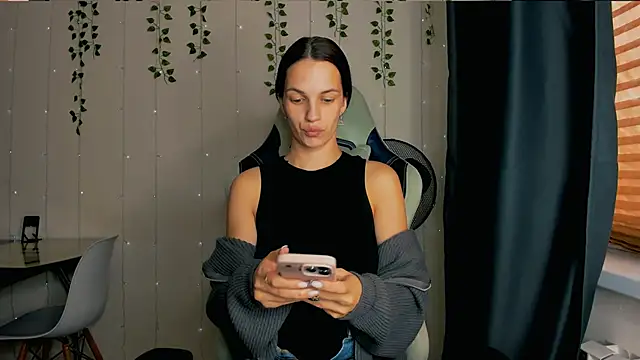 Snapshot of KarlaSim chatting on September 2025 11:24:01 AM KarlaSim online show from September 2025 11:24:01 AM