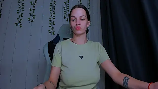 Snapshot of KarlaSim chatting on October 2025 11:48:01 PM KarlaSim online show from October 2025 11:48:01 PM