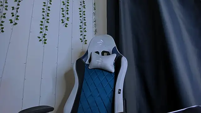 Snapshot of KarlaSim chatting on November 2025 08:51:01 PM KarlaSim online show from November 2025 08:51:01 PM