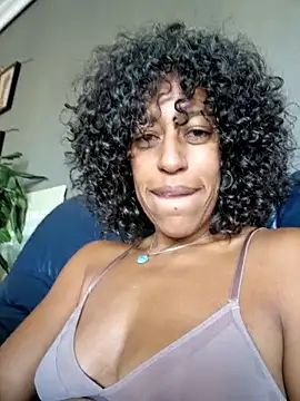 Snapshot of Goldenlace chatting on October 2025 10:03:01 AM Goldenlace online show from October 2025 10:03:01 AM