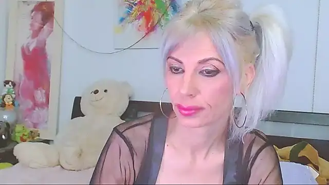 Snapshot of HoneyLara chatting on May 2026 11:43:01 PM HoneyLara online show from May 2026 11:43:01 PM