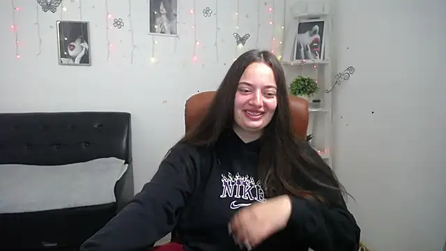 Snapshot of MilanaPrice chatting on October 2025 05:17:01 AM MilanaPrice online show from October 2025 05:17:01 AM