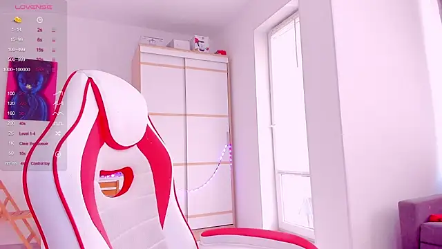 Snapshot of HotCarolineXO chatting on March 2025 08:04:02 AM HotCarolineXO online show from March 2025 08:04:02 AM