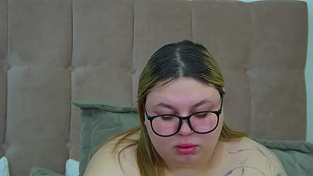 Snapshot of LillianKim chatting on February 2026 06:17:01 PM LillianKim online show from February 2026 06:17:01 PM