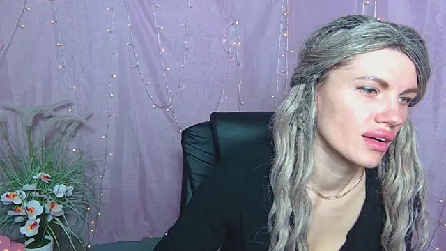 MilaLoona online show from April 2026 06:05:01 AM