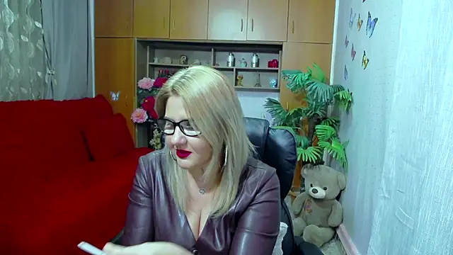 Snapshot of LucilleFenlys chatting on December 2024 12:20:01 AM LucilleFenlys online show from December 2024 12:20:01 AM