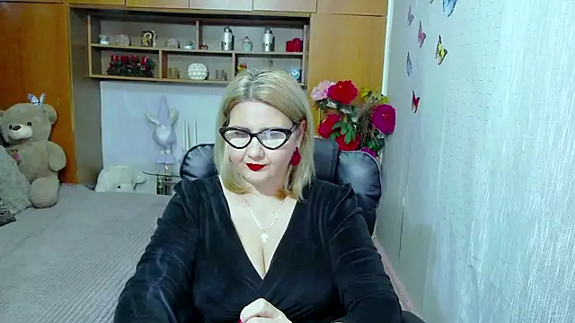 Snapshot of LucilleFenlys chatting on September 2025 12:00:02 AM LucilleFenlys online show from September 2025 12:00:02 AM