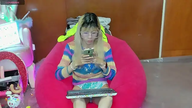 Skinygirl online show from April 2026 10:54:02 PM