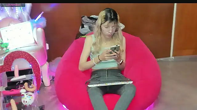 Skinygirl online show from April 2026 11:27:02 PM