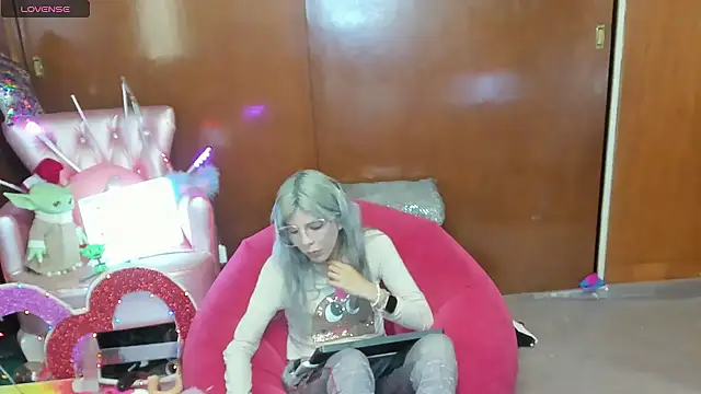Snapshot of Skinygirl chatting on May 2026 12:05:01 AM Skinygirl online show from May 2026 12:05:01 AM