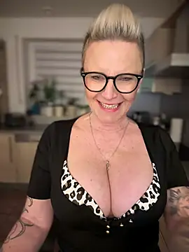 German Milf online show from January 2025 06:06:01 PM