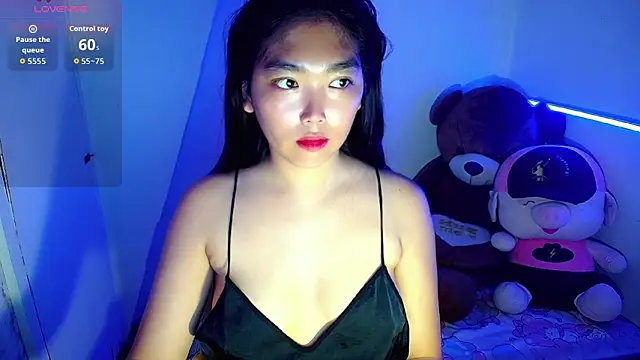 TR4NSCUTI3 online show from September 2025 12:27:02 PM