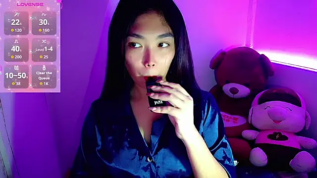 TR4NSCUTI3 online show from October 2025 07:36:02 PM