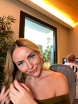 EmaSalis online show from October 2025 09:48:02 AM