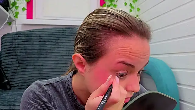 Misss Vikk online show from November 2025 06:05:02 AM