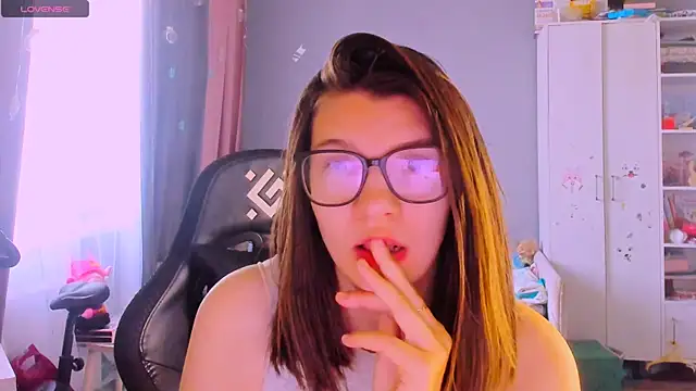 Snapshot of MollyLollipop chatting on June 2026 03:31:01 AM MollyLollipop online show from June 2026 03:31:01 AM