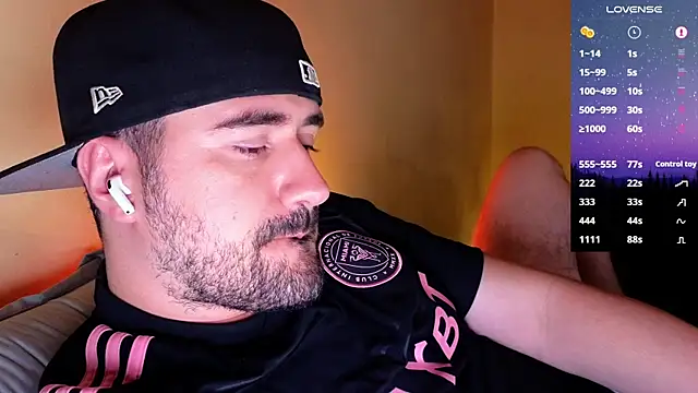 Snapshot of DominantTheo chatting on November 2025 03:09:01 AM DominantTheo online show from November 2025 03:09:01 AM