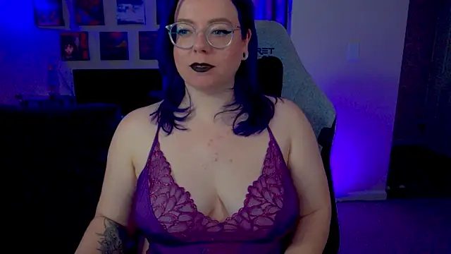 Snapshot of KiraSpitQueen chatting on April 2026 03:48:02 AM KiraSpitQueen online show from April 2026 03:48:02 AM