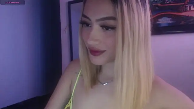 Snapshot of Sophi-tayson chatting on March 2025 03:08:01 AM Sophi-tayson online show from March 2025 03:08:01 AM