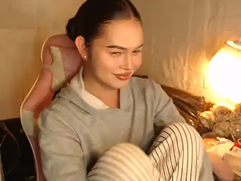 Ashely Lewis online show from November 2025 02:28:02 PM