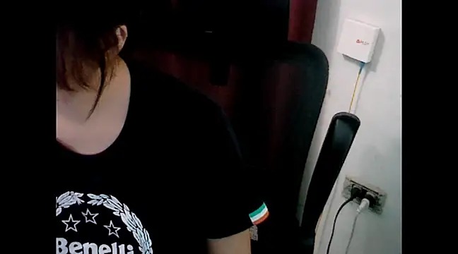 Snapshot of makemefallin chatting on December 2024 03:33:02 PM makemefallin online show from December 2024 03:33:02 PM