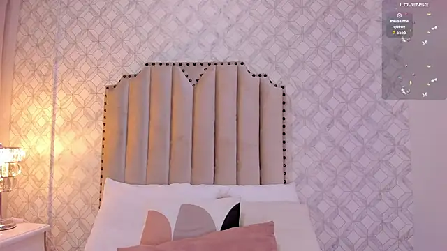 Pia Johnson  online show from December 2025 11:37:01 AM