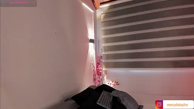 MERIDA TAYLOR online show from October 2025 01:46:02 PM