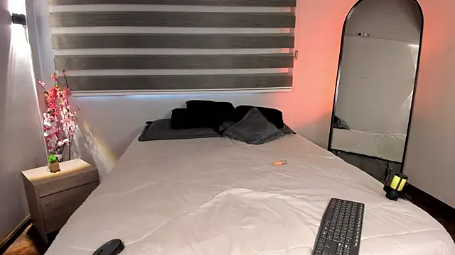 MERIDA TAYLOR online show from October 2025 01:13:01 PM