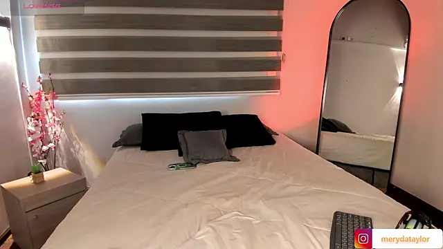 MERIDA TAYLOR online show from November 2025 12:17:01 PM