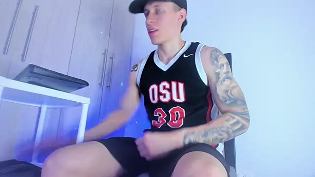 Snapshot of enzo_bvlgari chatting on March 2025 09:43:02 PM enzo bvlgari online show from March 2025 09:43:02 PM